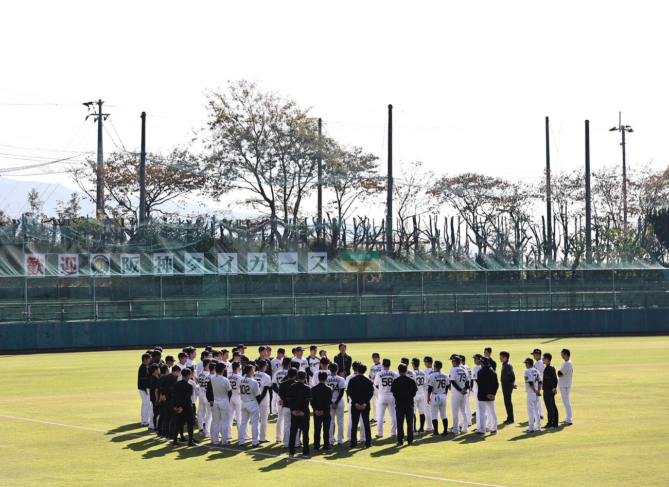 安芸の秋季キャンプ入りし選手らに話す阪神和田ヘッドコーチ（撮影・上山淳一）