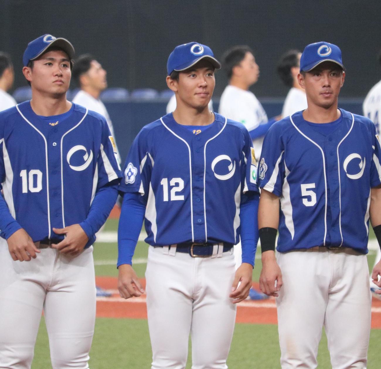 NTT東日本対王子　敗れた王子の九谷（中央）がスタンドへあいさつする（撮影・林亮佑）