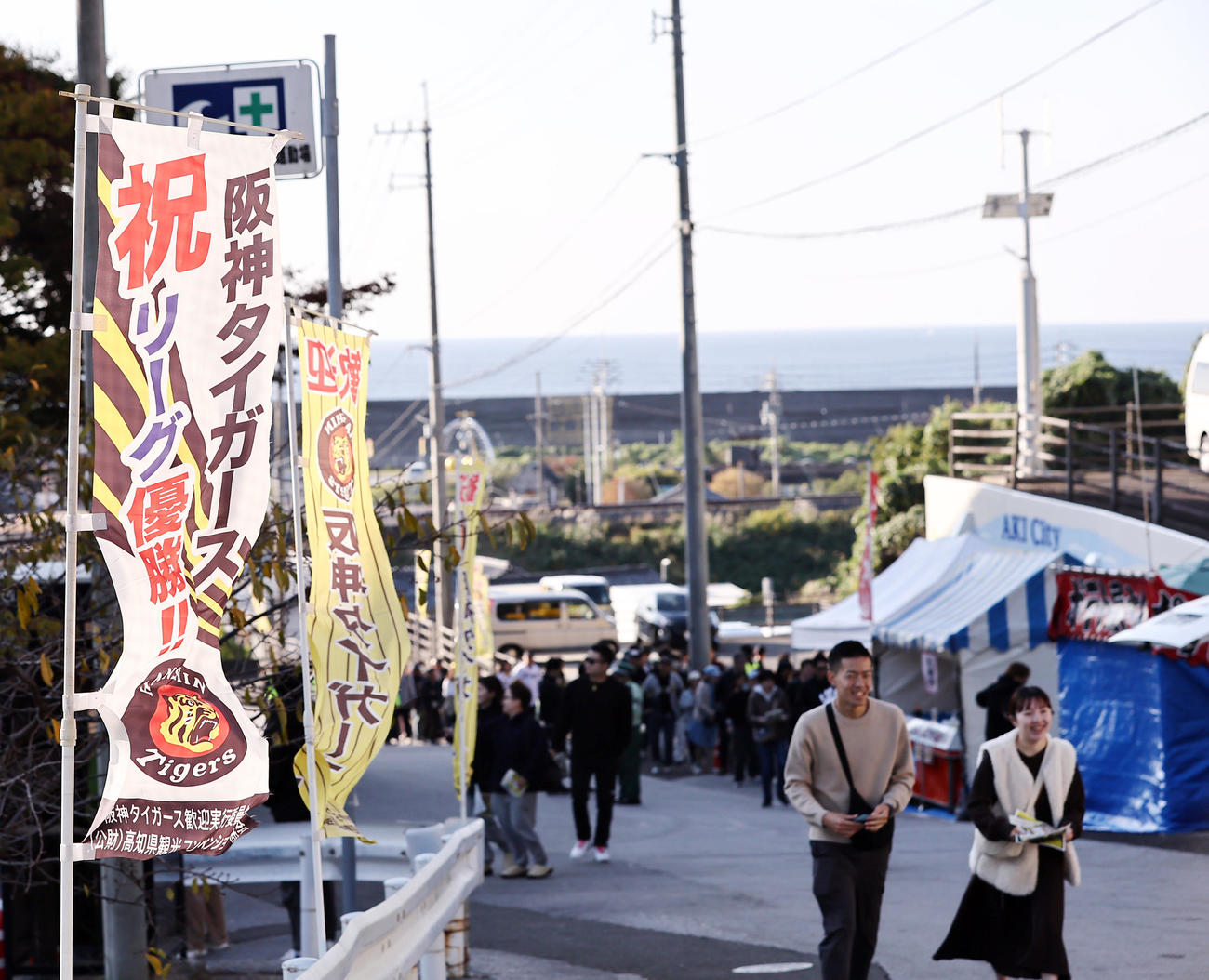 朝から多くのファンが訪れる安芸の阪神秋季キャンプ（撮影・上山淳一）