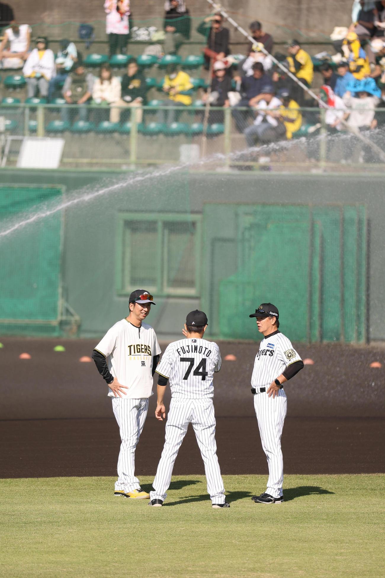 秋季キャンプ入りした和田ヘッドコーチ（右）は藤川監督（左）藤本総合コーチと話をする（撮影・上田博志）