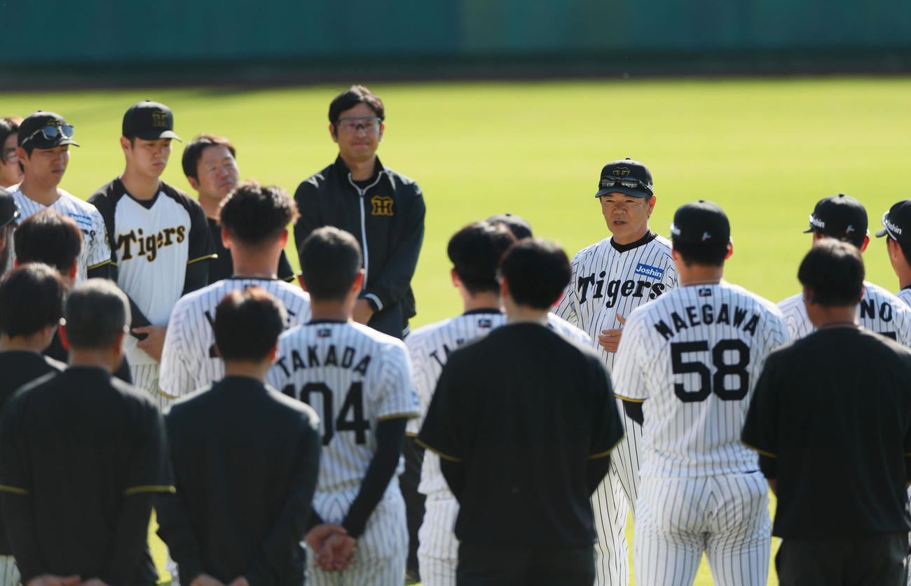 安芸の秋季キャンプ入りし選手らに話す阪神和田ヘッドコーチ（撮影・上山淳一）