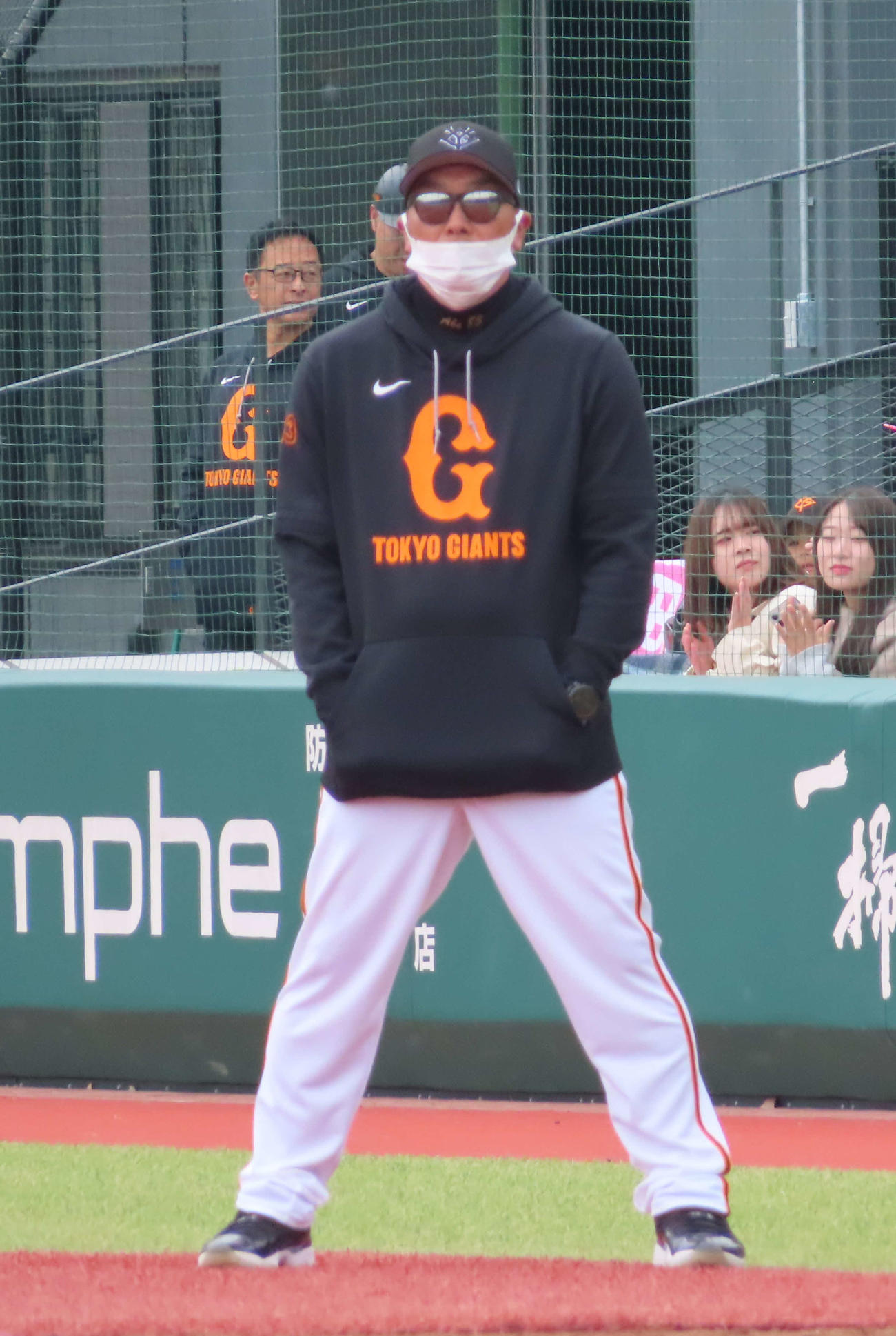 巨人秋季キャンプ　練習を見守る阿部監督（撮影・北村健龍）