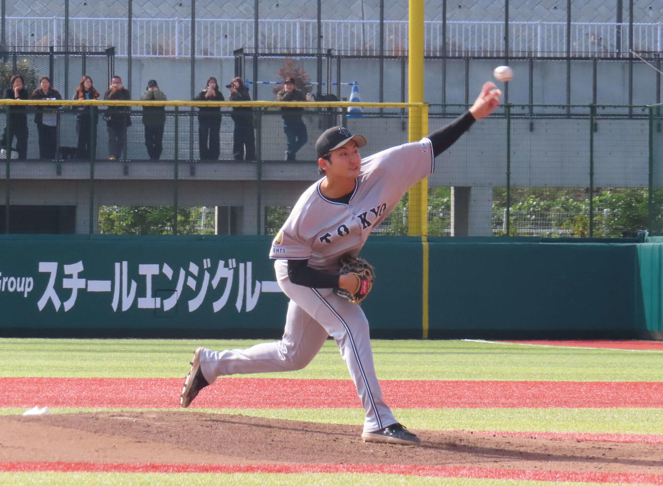 巨人秋季キャンプ　紅白戦で力投する紅組・横川（撮影・北村健龍）