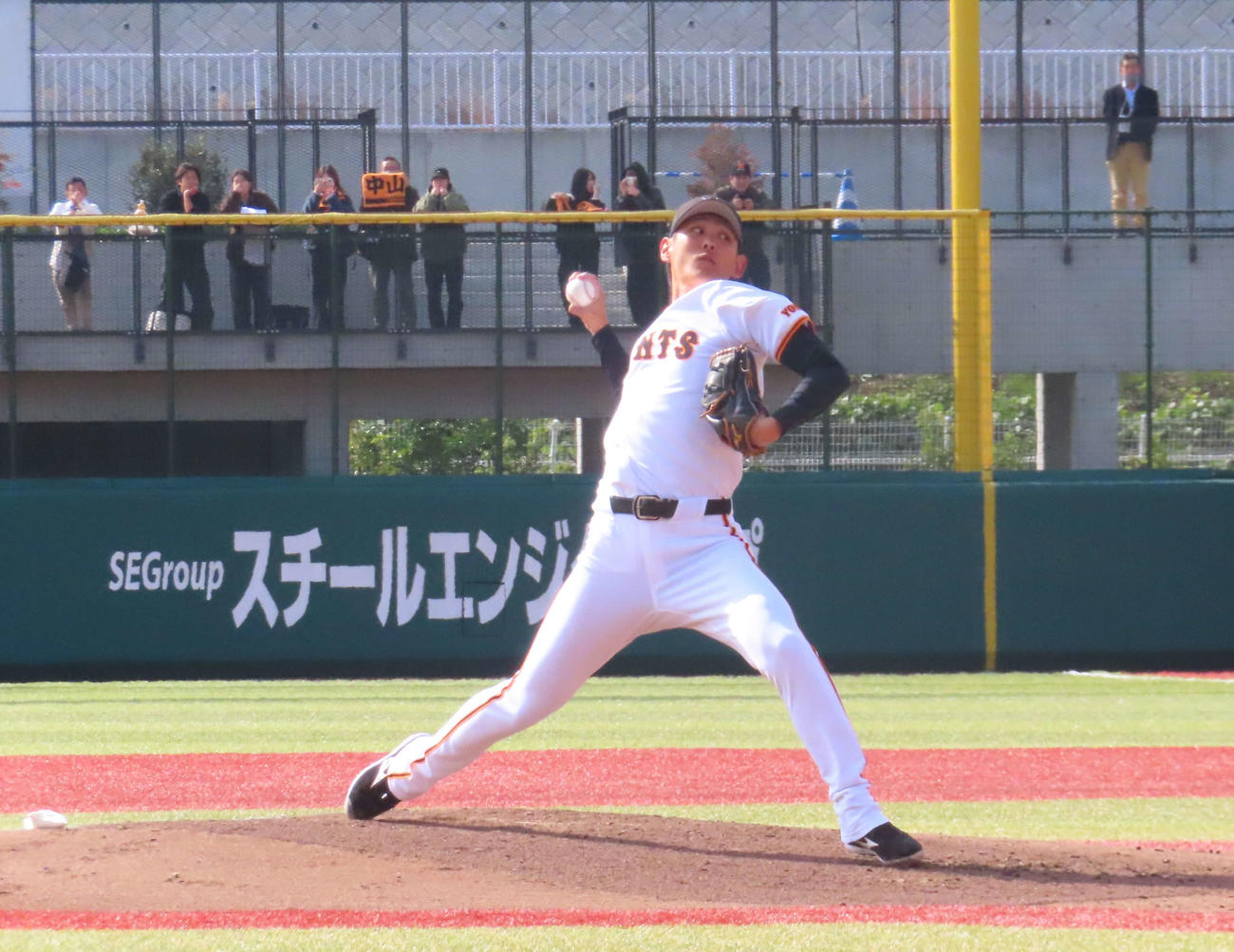 巨人秋季キャンプ　紅白戦で力投する泉（撮影・北村健龍）