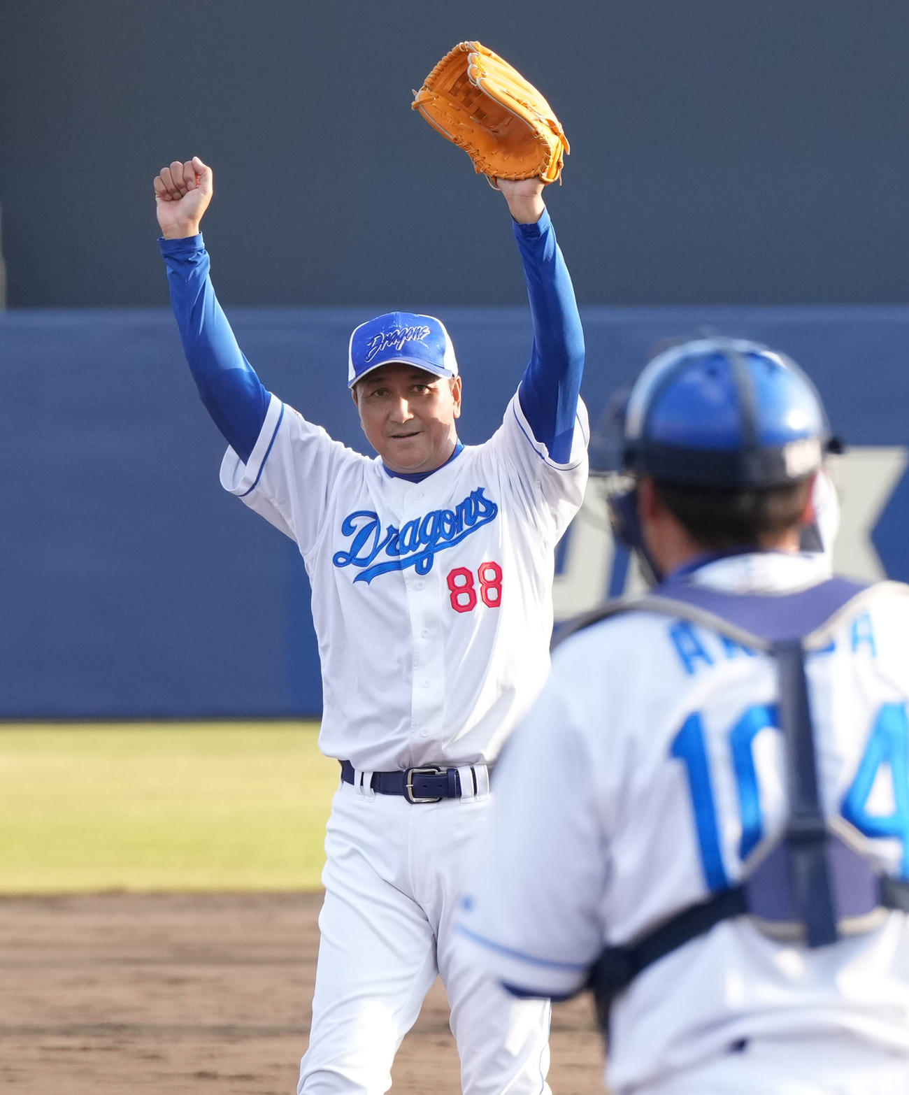 落合2軍監督（左）は全体練習終了後に行われた中日ドラゴンズジュニアとの試合で好リリーフする（撮影・森本幸一）