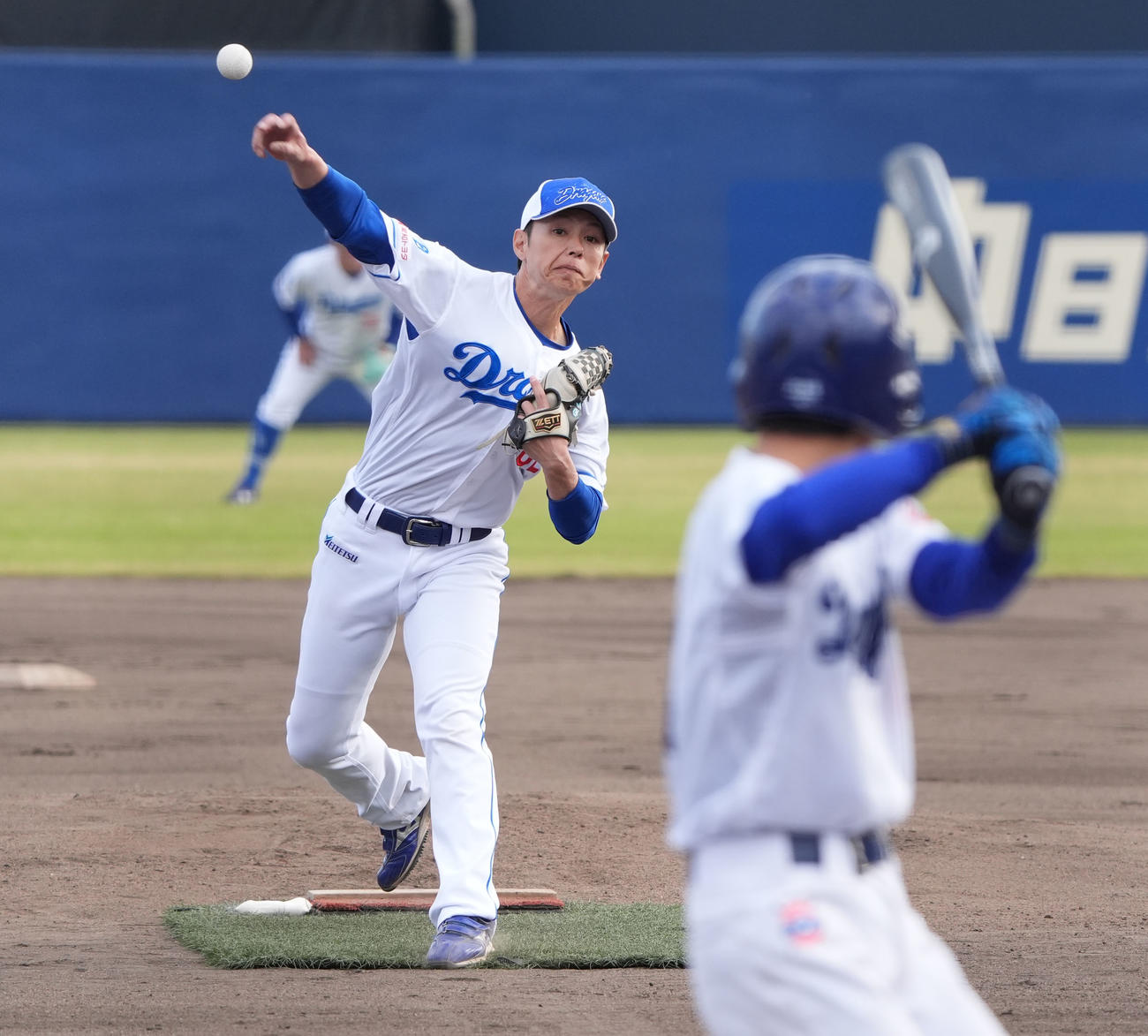 全体練習終了後に行われた中日ドラゴンズジュニアとの試合で先発登板する浅尾投手コーチ（撮影・森本幸一）