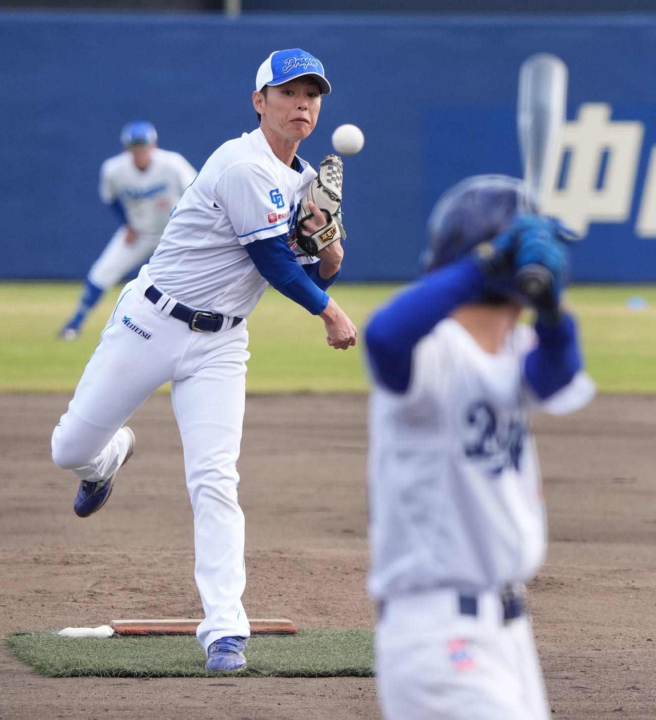 全体練習終了後に行われた中日ドラゴンズジュニアとの試合で先発登板する浅尾投手コーチ（撮影・森本幸一）