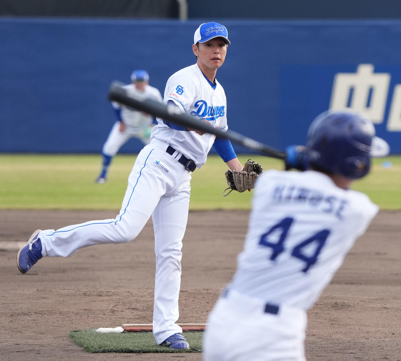 全体練習終了後に行われた中日ドラゴンズジュニアとの試合で先発登板する浅尾投手コーチ（撮影・森本幸一）