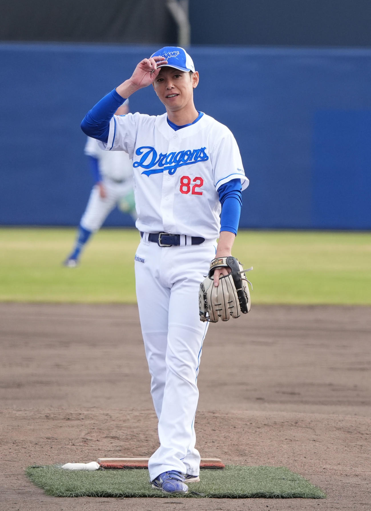 全体練習終了後に行われた中日ドラゴンズジュニアとの試合で先発登板する浅尾投手コーチ（撮影・森本幸一）