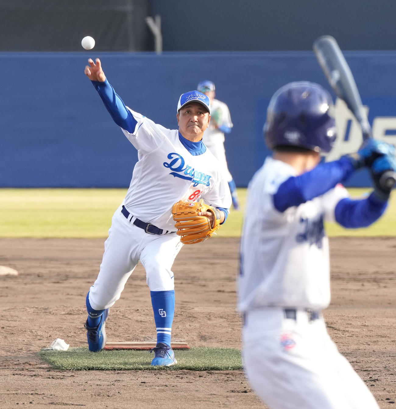 全体練習終了後に行われた中日ドラゴンズジュニアとの試合でリリーフ登板する落合2軍監督（撮影・森本幸一）
