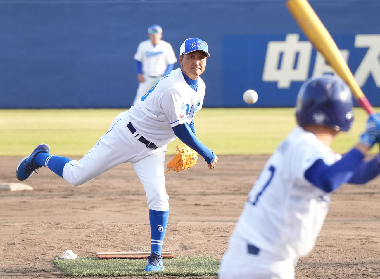 全体練習終了後に行われた中日ドラゴンズジュニアとの試合でリリーフ登板する落合2軍監督（撮影・森本幸一）