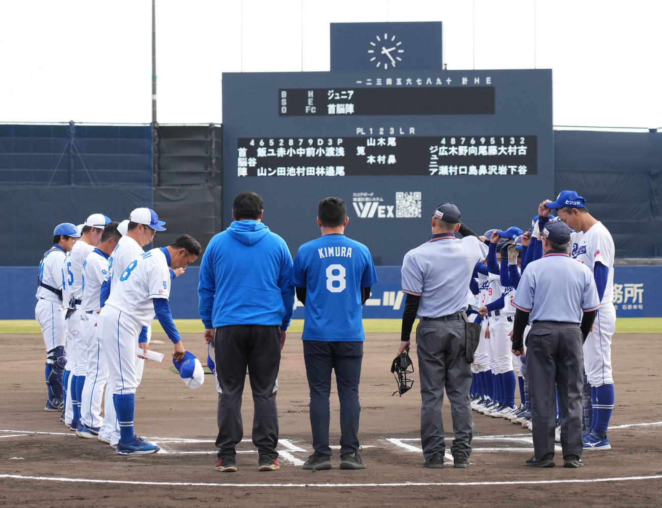 全体練習終了後に行われた中日ドラゴンズジュニアとの試合で、あいさつをする両チーム（撮影・森本幸一）