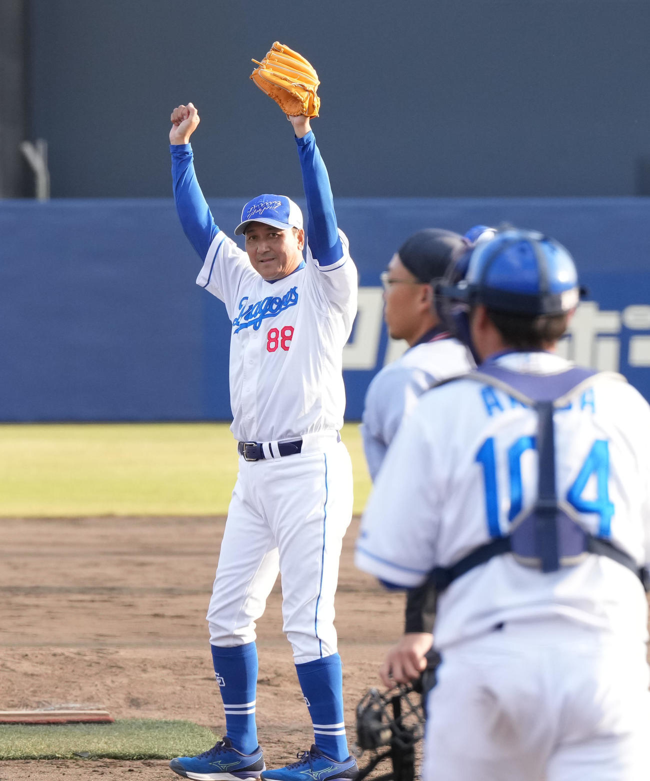 落合2軍監督（左）は全体練習終了後に行われた中日ドラゴンズジュニアとの試合で好リリーフする（撮影・森本幸一）