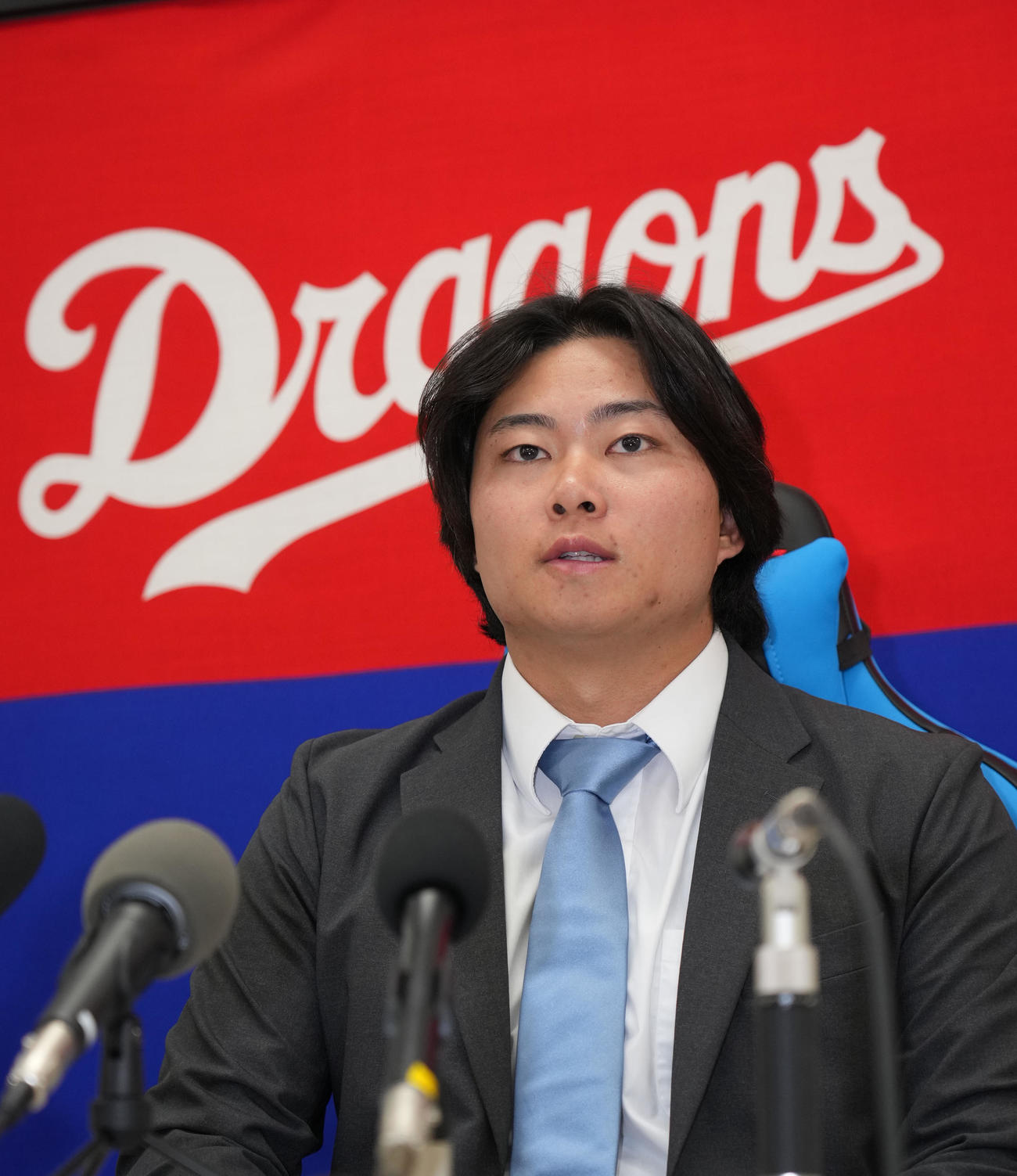 契約交渉を終え会見の席に着く近藤（撮影・森本幸一）