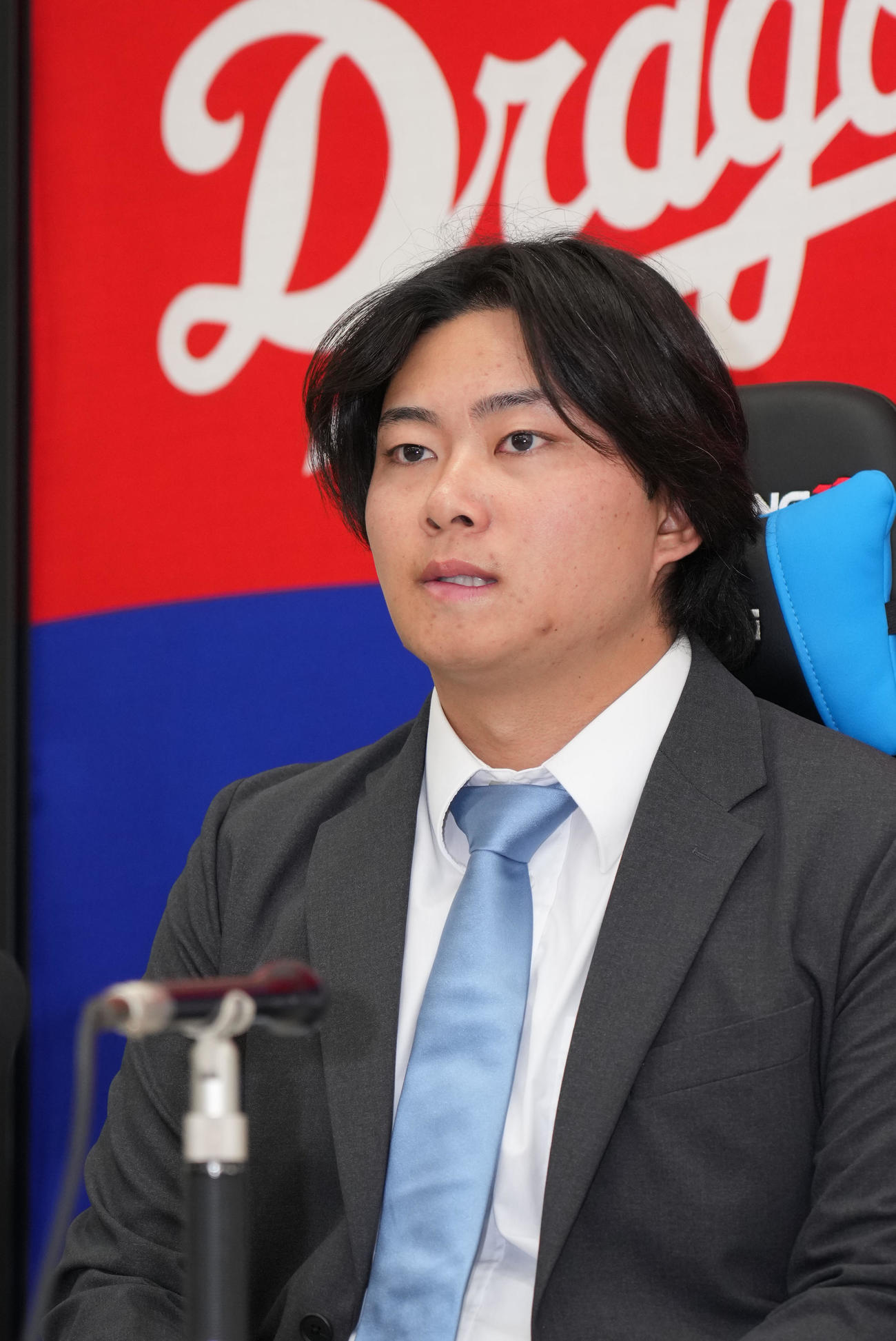 契約交渉を終え会見の席に着く近藤（撮影・森本幸一）
