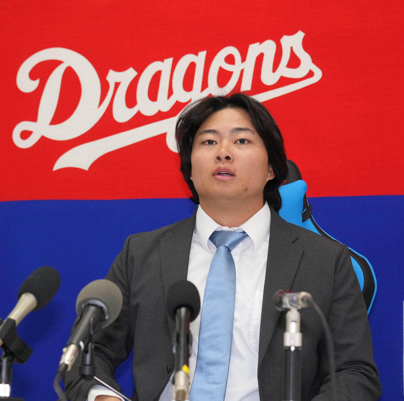 契約交渉を終え会見の席に着く近藤（撮影・森本幸一）