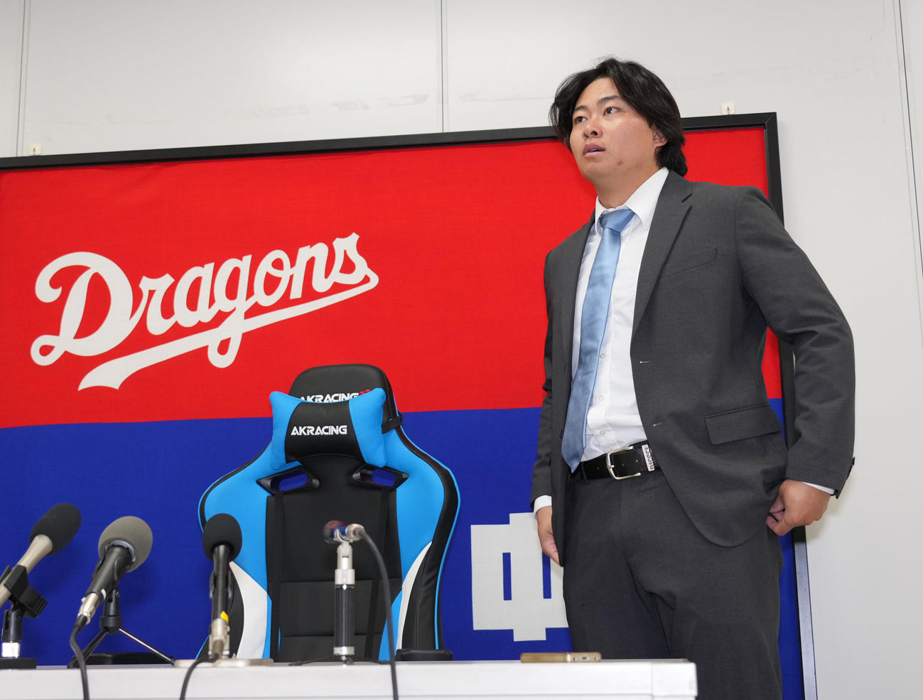 契約交渉を終え会見の席に着く近藤（撮影・森本幸一）
