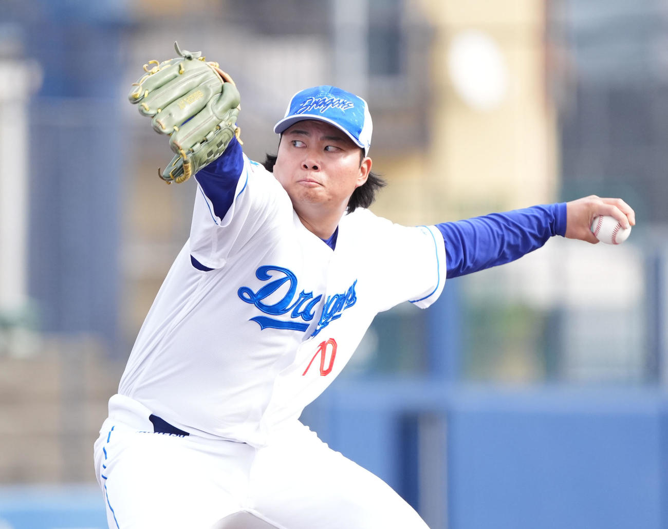バントのみの実戦練習で登板する近藤（撮影・森本幸一）