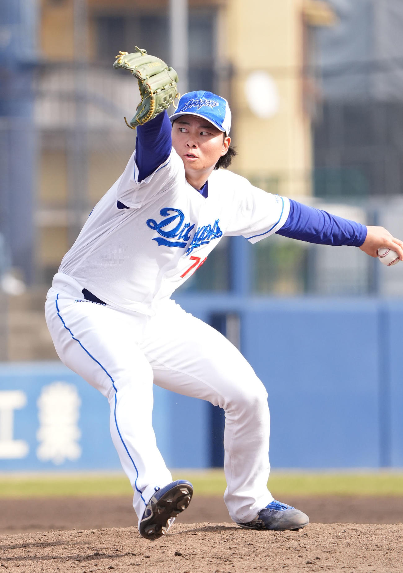 バントのみの実戦練習で登板する近藤（撮影・森本幸一）
