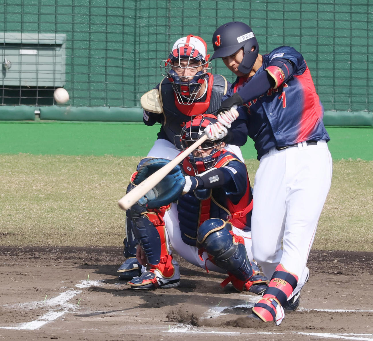 ライブBPで右へ打球を打つ西川（撮影・加藤哉）