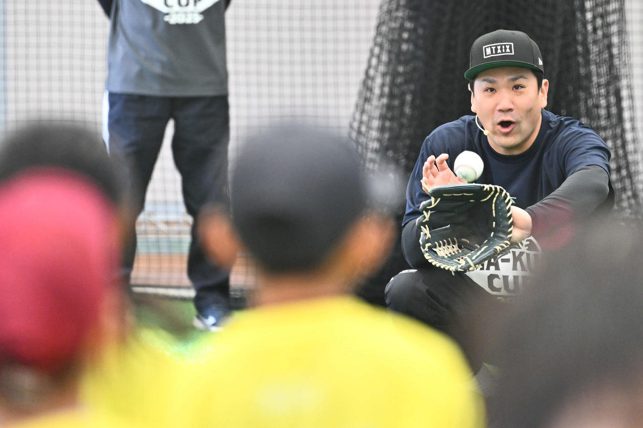 子どもたちとのキャッチボールでボールを受ける巨人田中将（撮影・滝沢徹郎）