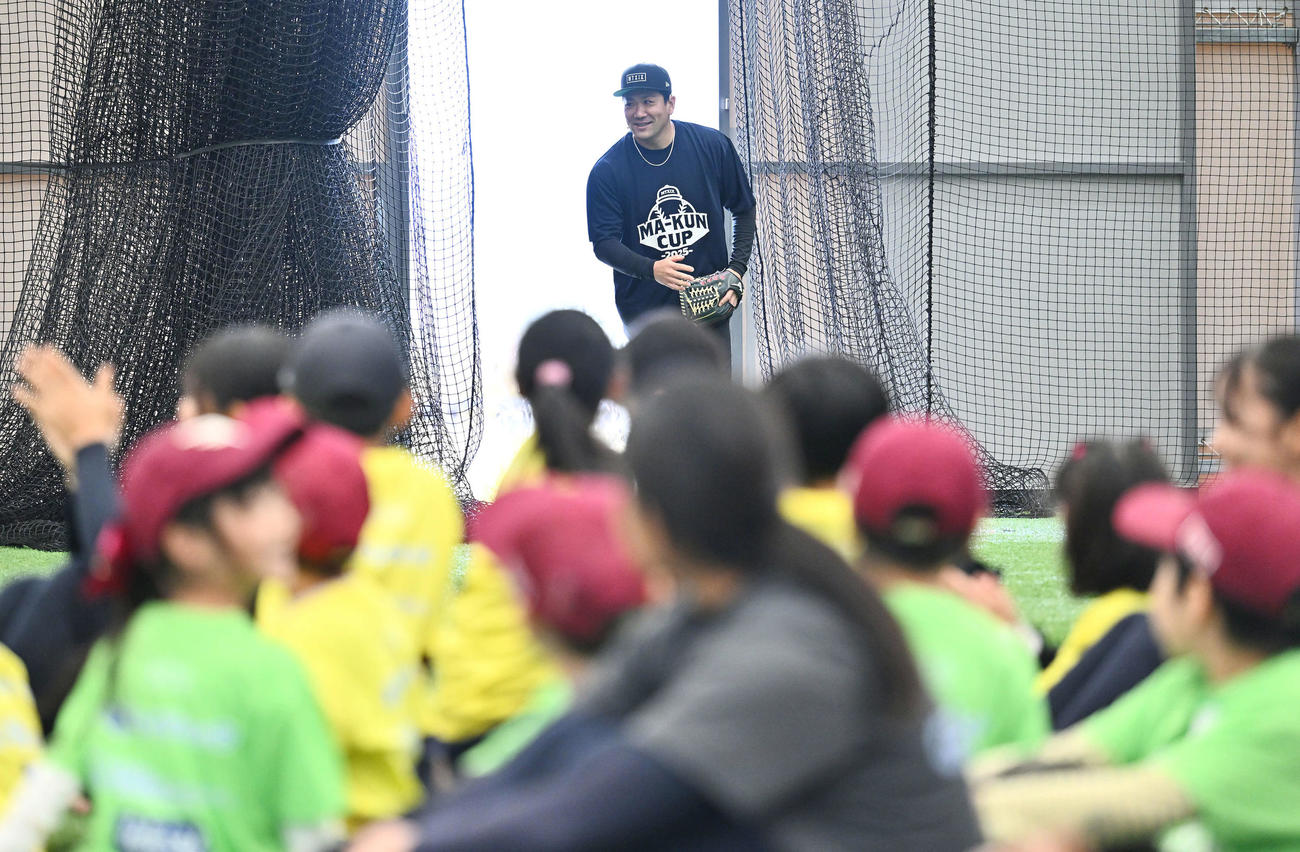 子どもたちに迎えられる巨人田中将（撮影・滝沢徹郎）