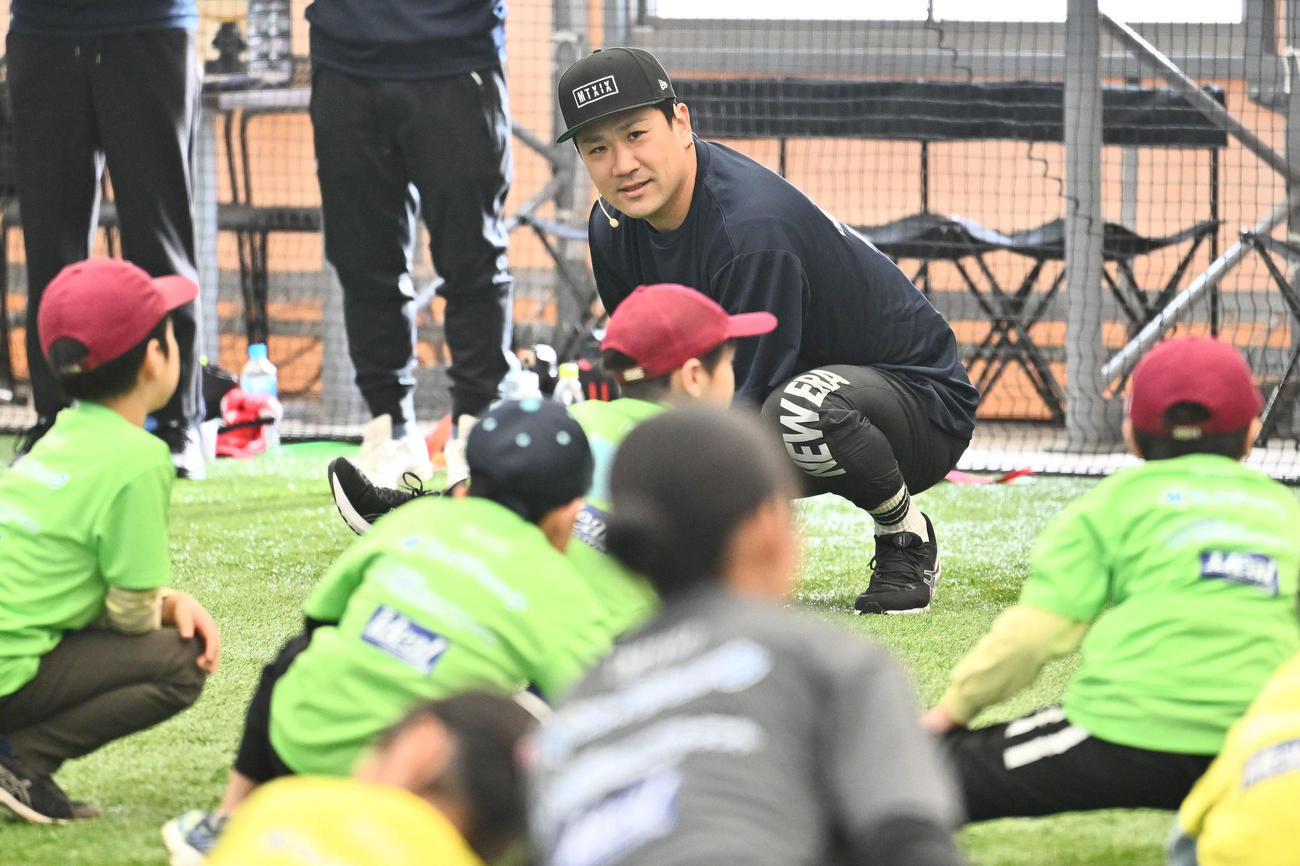 子どもたちとウオーミングアップをする巨人田中将（撮影・滝沢徹郎）