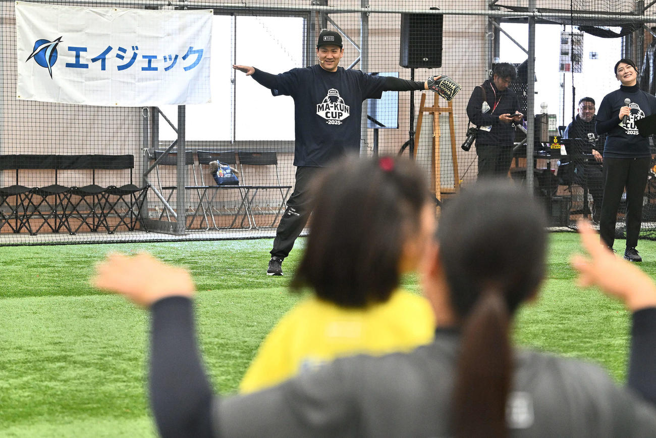 マー君カップ2025でセーフの判定をする巨人田中将（後方）（撮影・滝沢徹郎）