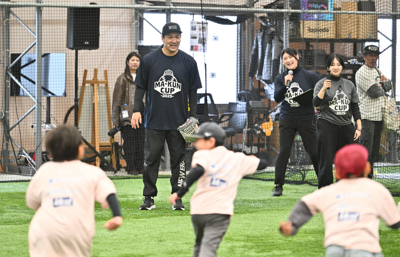 プレーする子どもたちを見守る巨人田中将（撮影・滝沢徹郎）