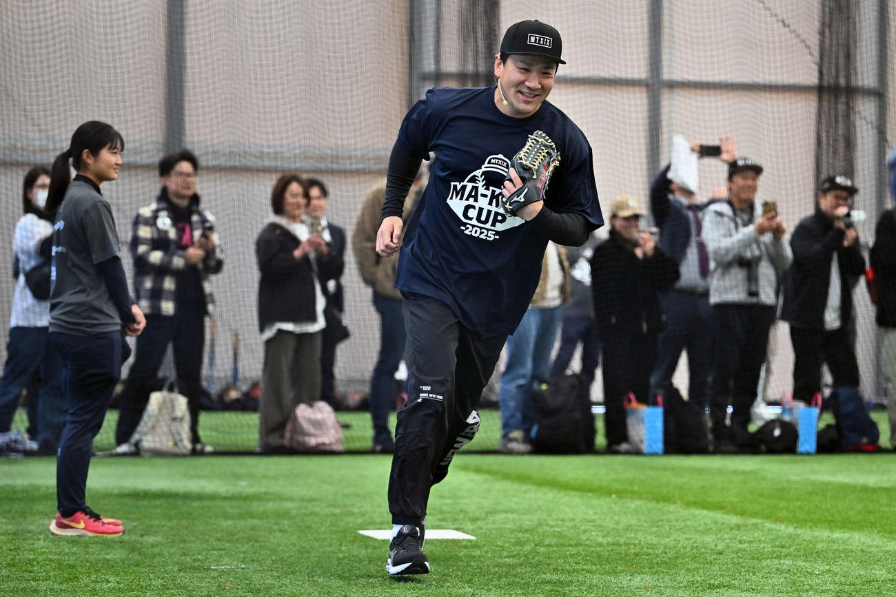 子どもたちにベースランニングの見本を見せる巨人田中将（撮影・滝沢徹郎）