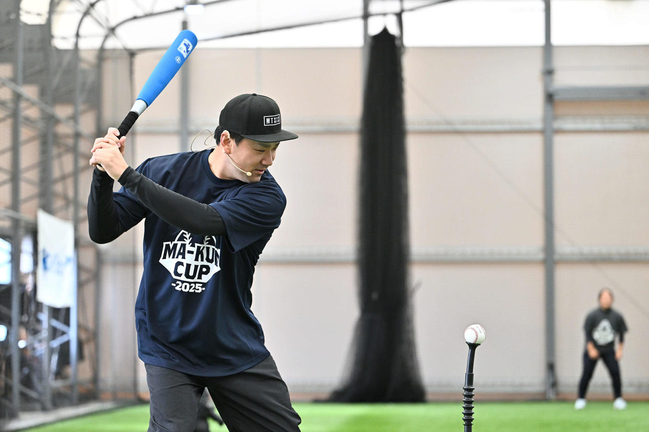 マー君カップ2025でトス打撃の手本を見せる巨人田中将（撮影・滝沢徹郎）