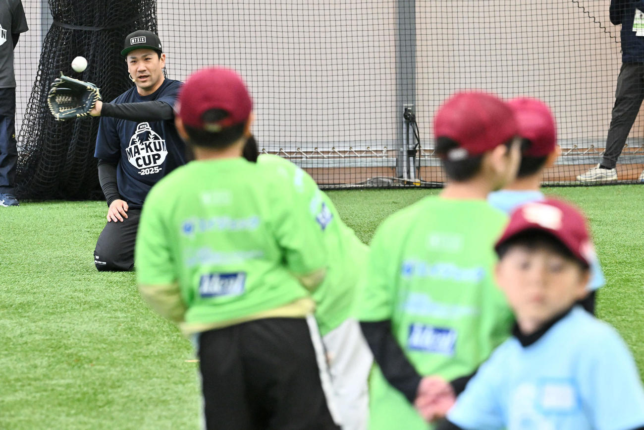 子どもたちとのキャッチボールでボールを受ける巨人田中将（撮影・滝沢徹郎）