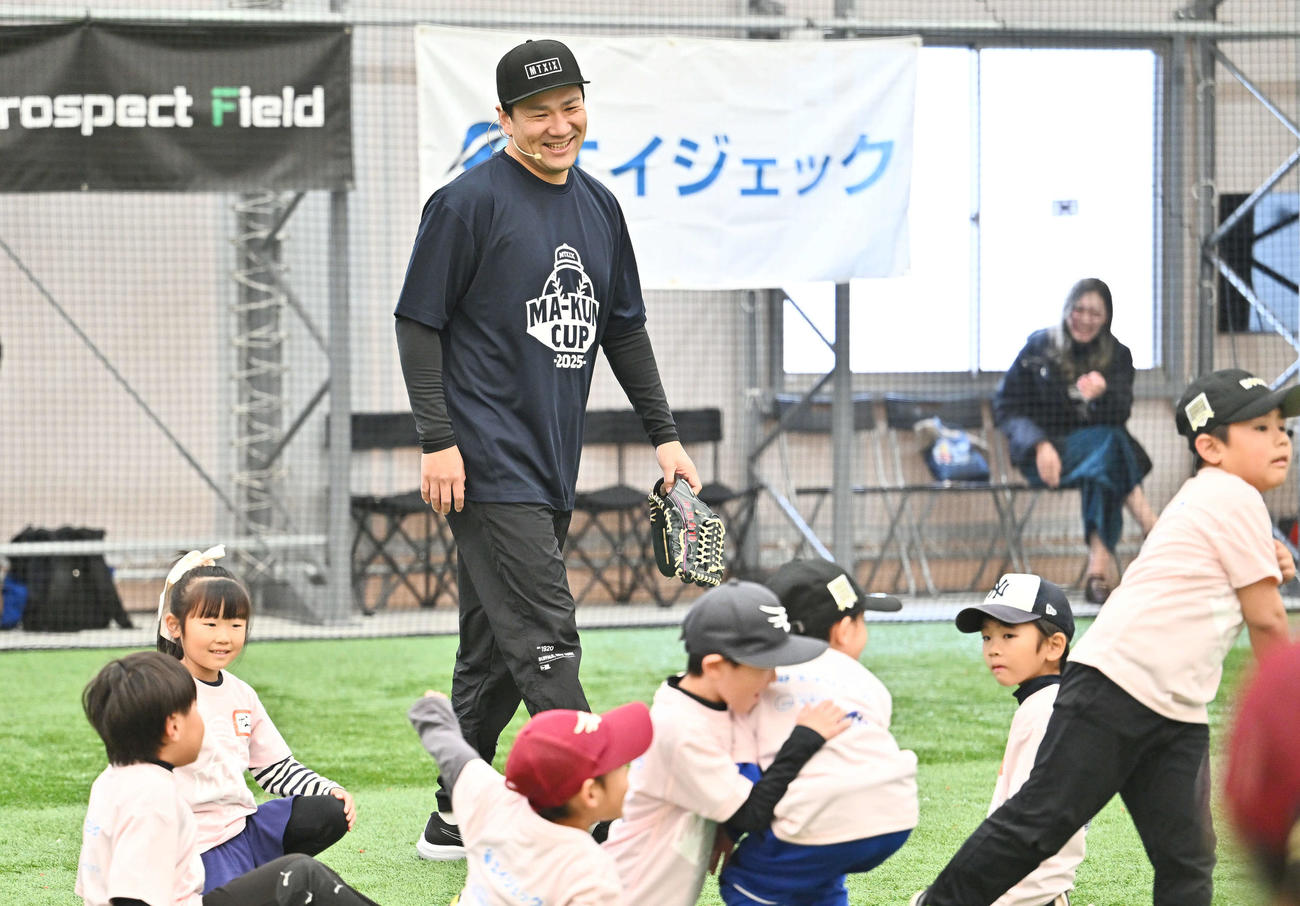 プレーする子どもたちを見守る巨人田中将（撮影・滝沢徹郎）