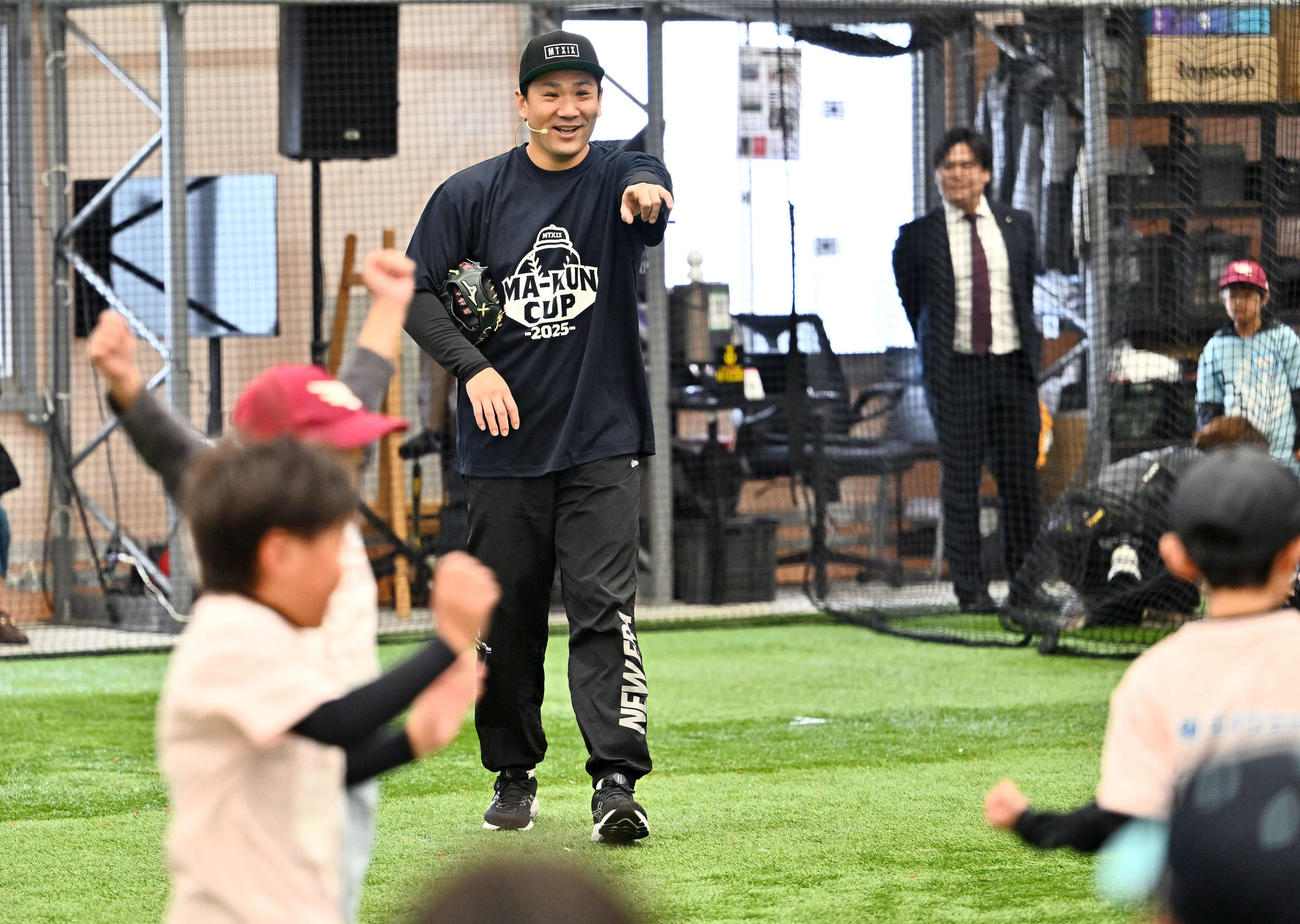 プレーする子どもたちを見守る巨人田中将（撮影・滝沢徹郎）