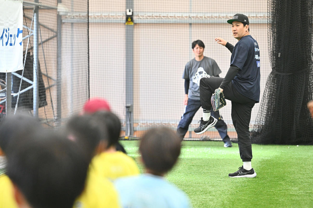 子どもたちにキャッチボールの指導をする巨人田中将（撮影・滝沢徹郎）