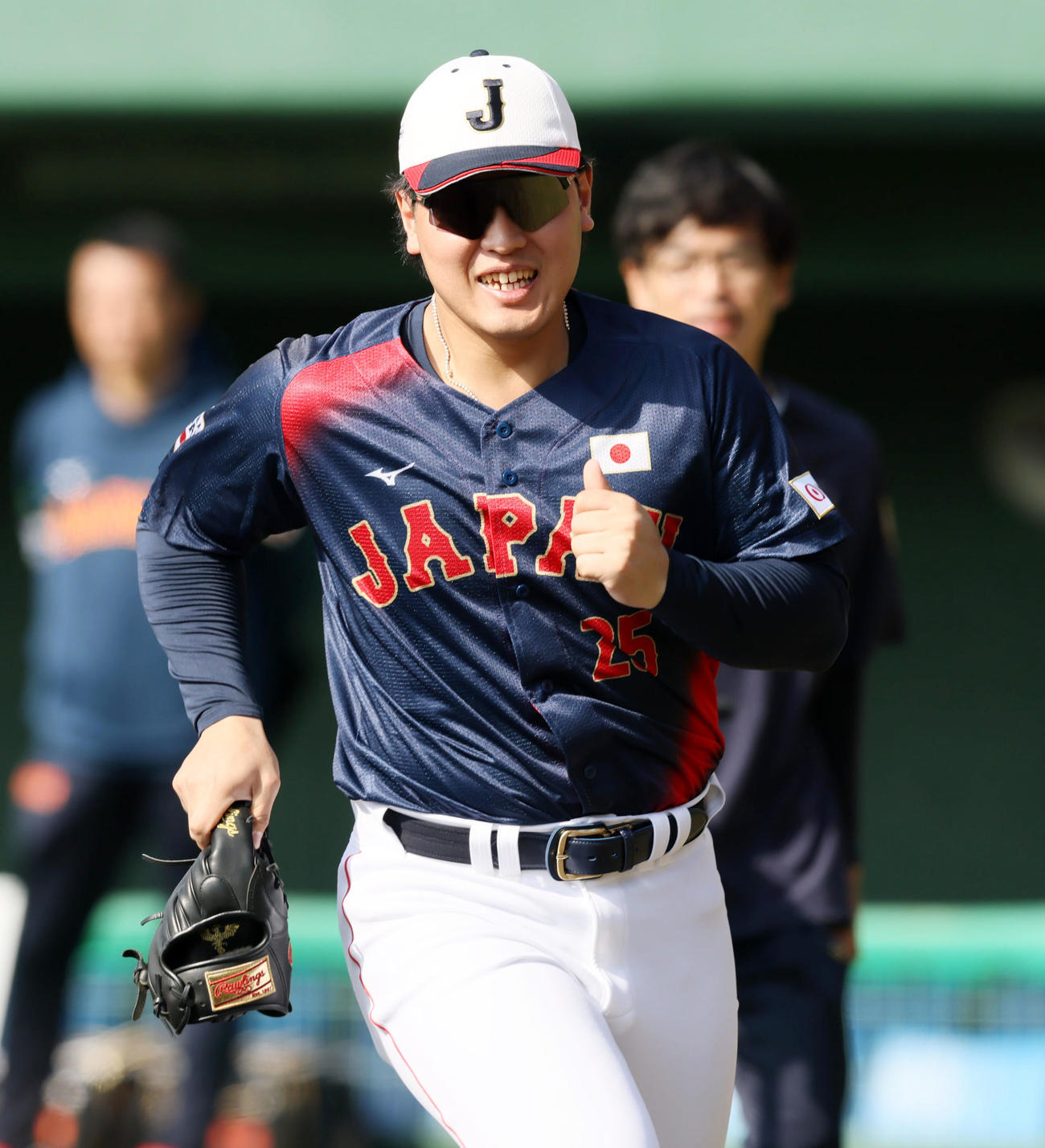 岡本は一塁守備から三塁守備へ走って移動（撮影・加藤哉）