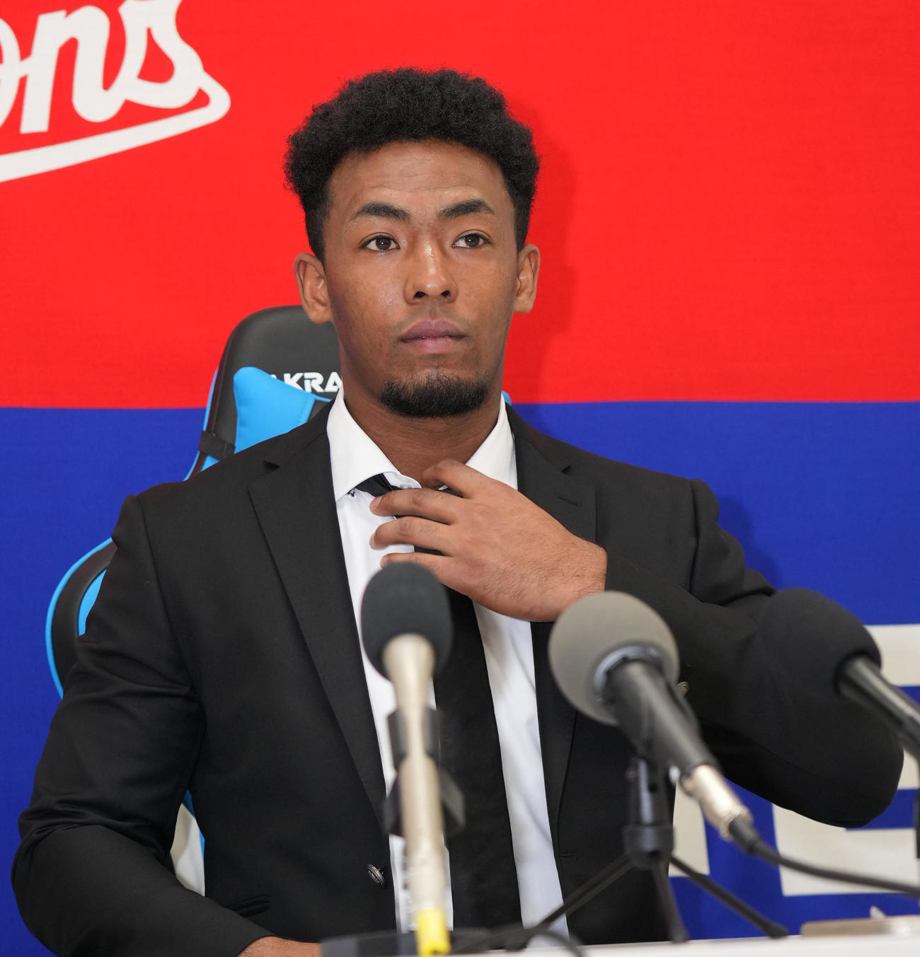 契約交渉を終え会見するブライト健太（撮影・森本幸一）