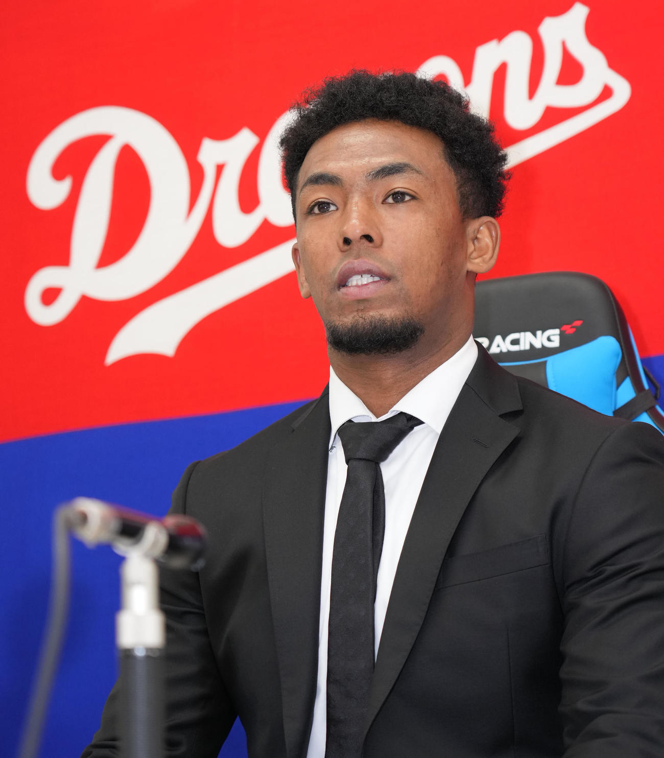 契約交渉を終え会見するブライト健太（撮影・森本幸一）