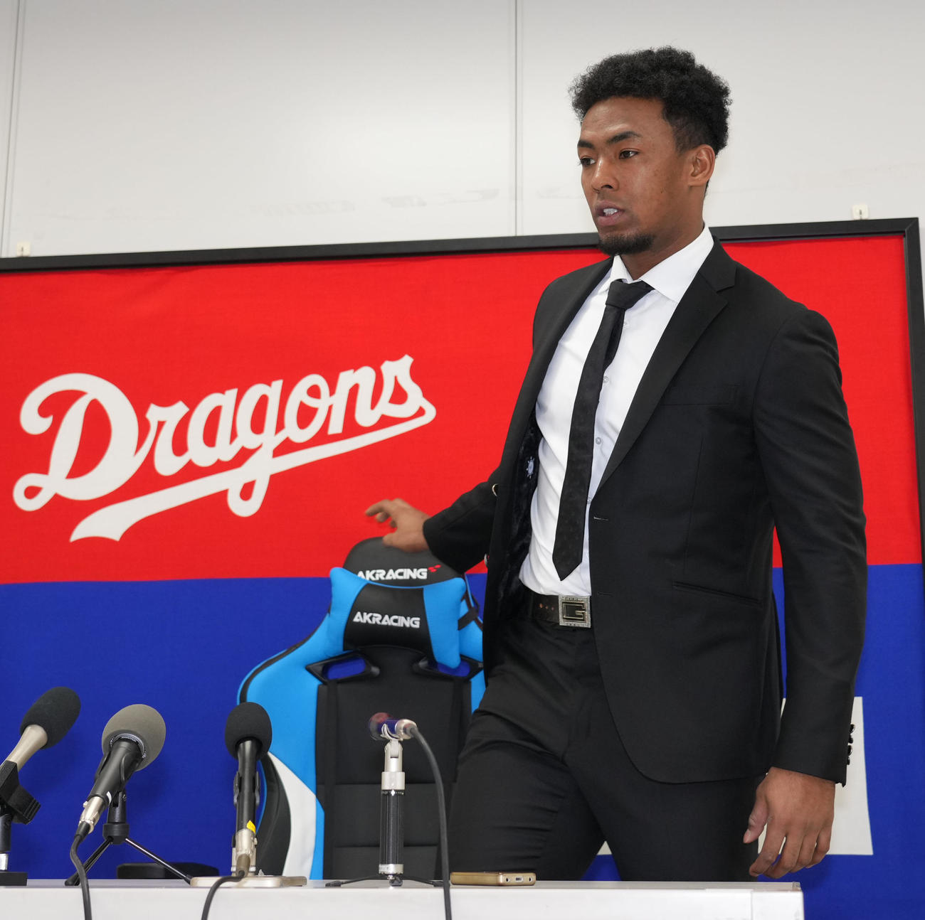 契約交渉を終え会見の席に着くブライト健太（撮影・森本幸一）