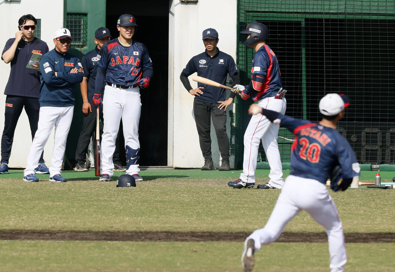 ライブBP中、井端監督（左）と談笑する岡本。右は森下（撮影・加藤哉）