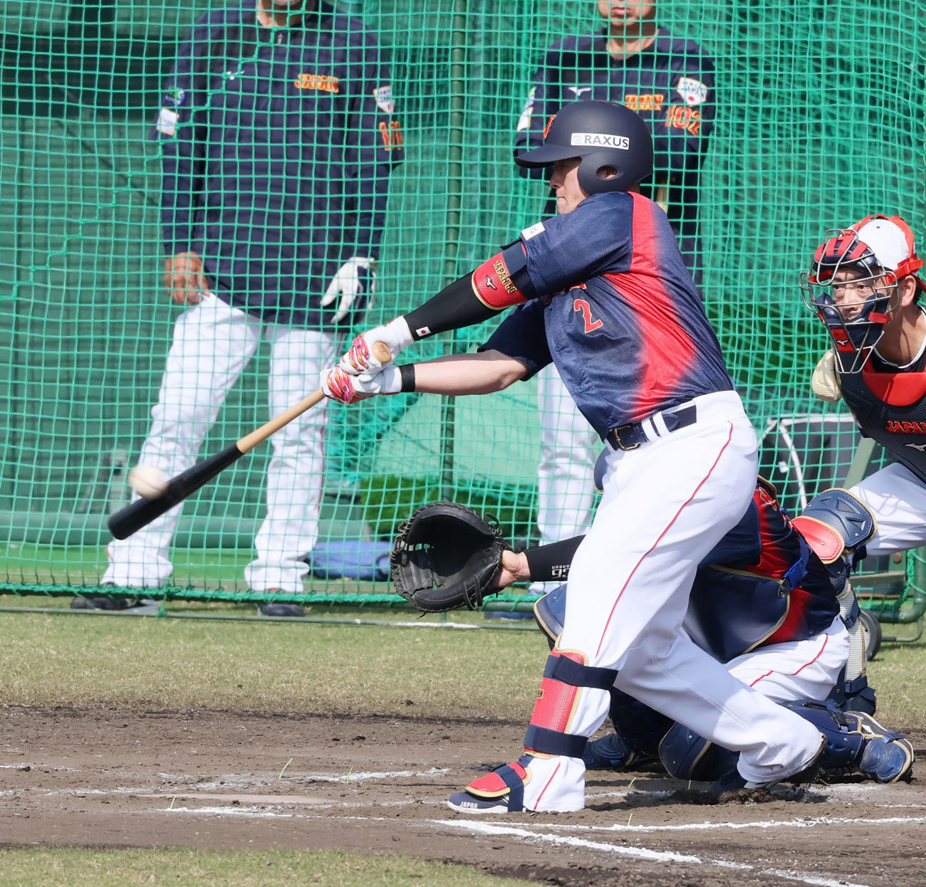 ライブBPで右前打を放つ牧（撮影・加藤哉）