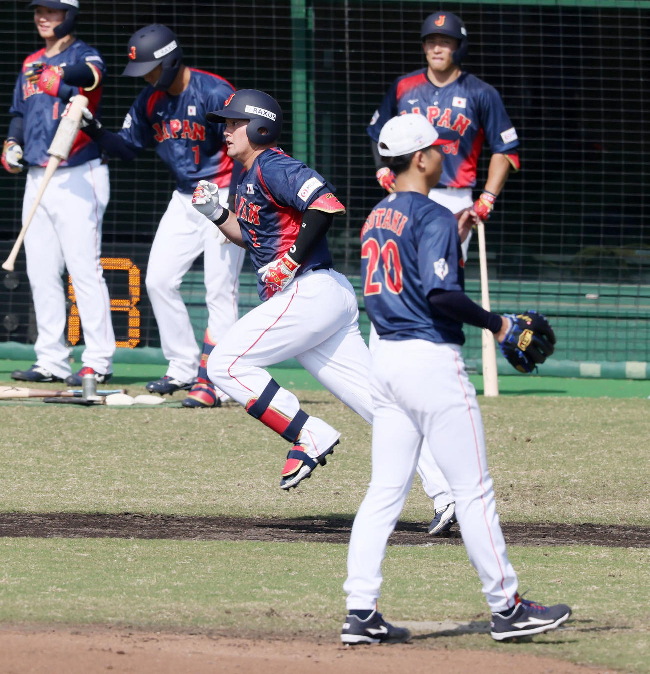 ライブBPで右前打を放つ牧。投手曽谷（撮影・加藤哉）