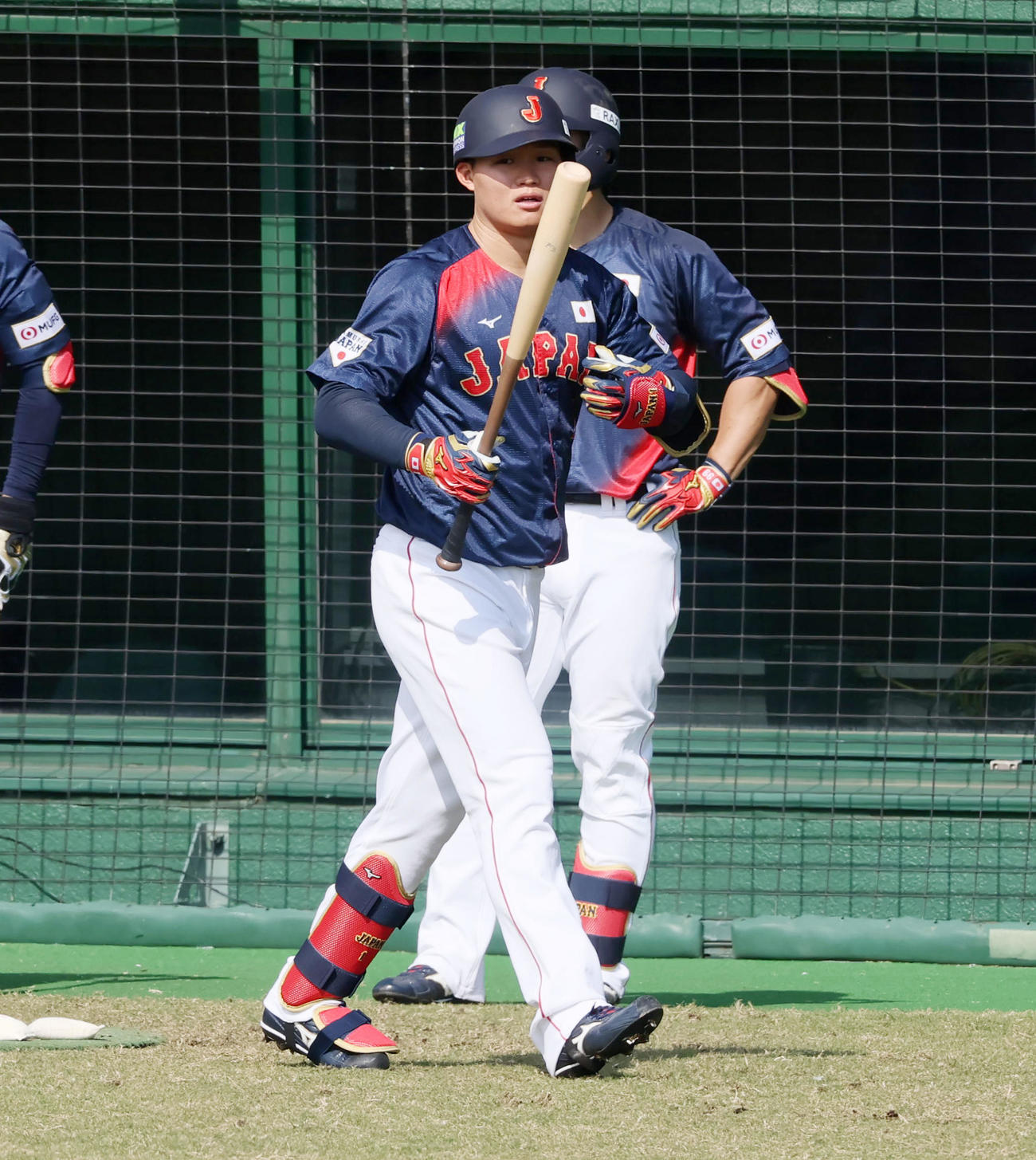 ライブBPで打席へ向かう森下（撮影・加藤哉）