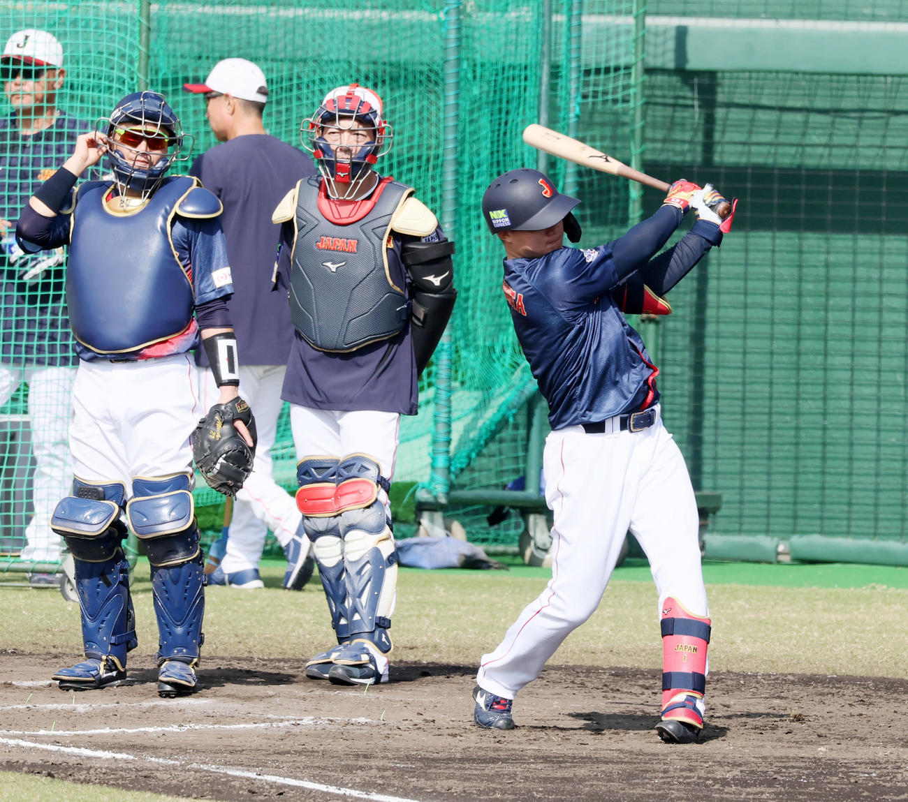 ライブBPで打席へ向かい素振りする森下（撮影・加藤哉）