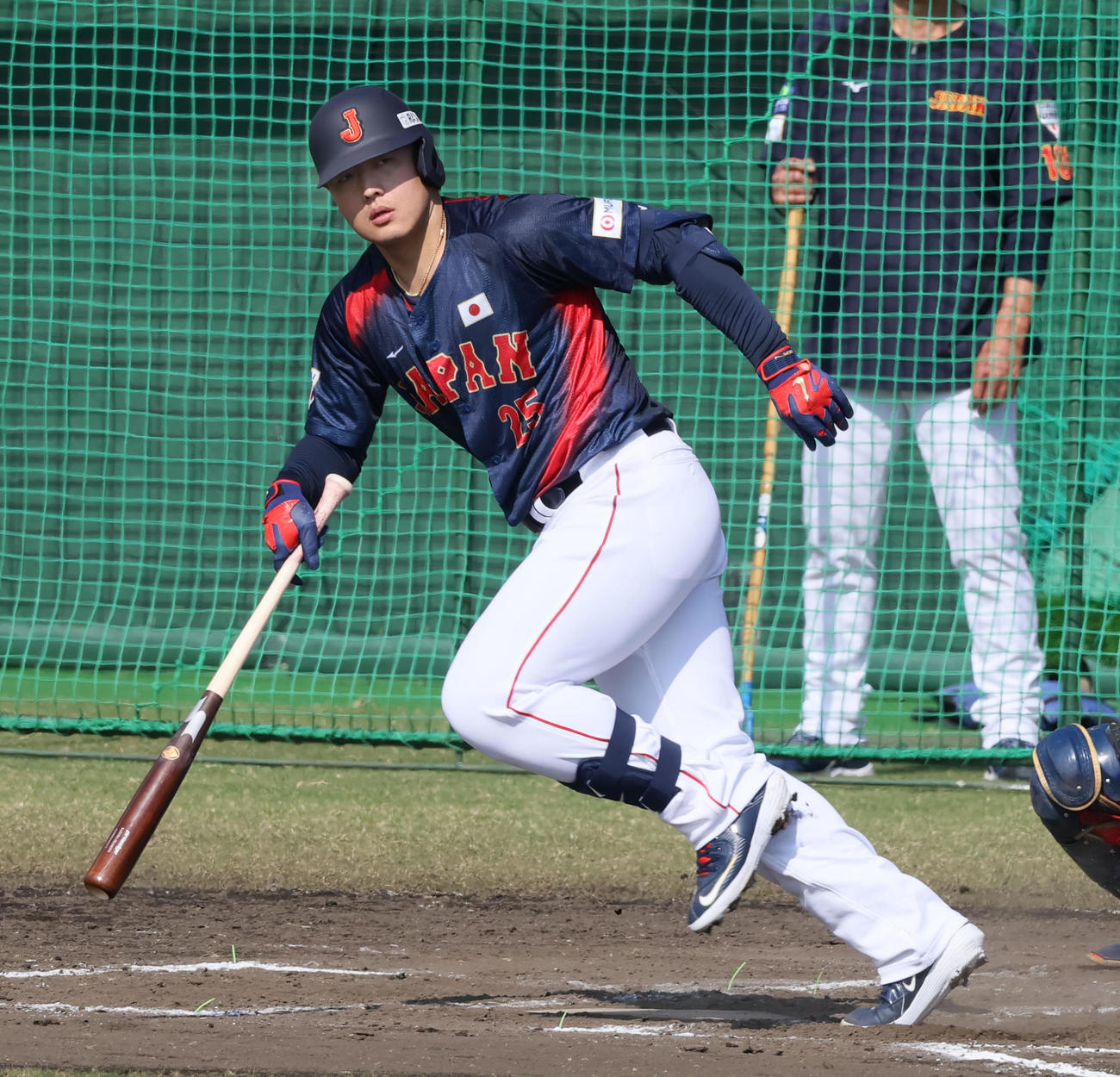ライブBPで三ゴロを打つ岡本（撮影・加藤哉）