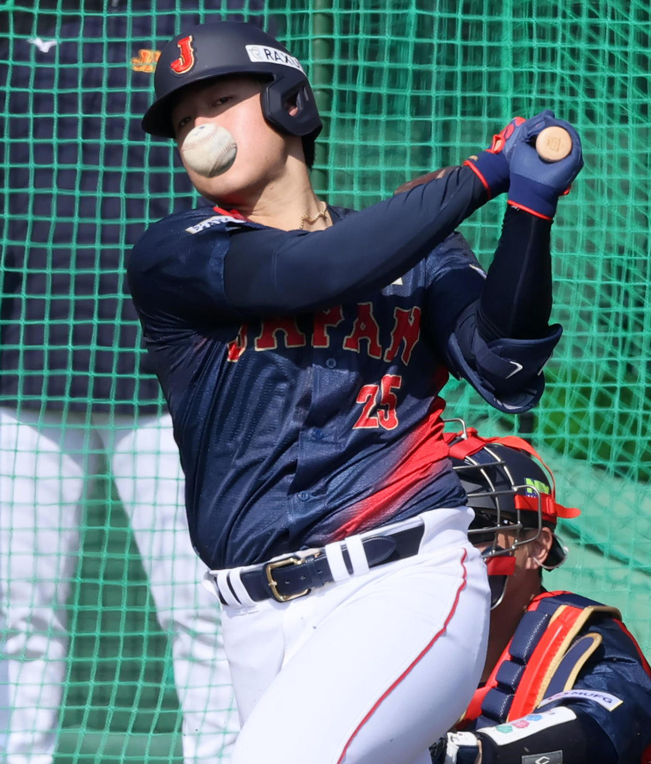 ライブBPで三ゴロを打つ岡本（撮影・加藤哉）