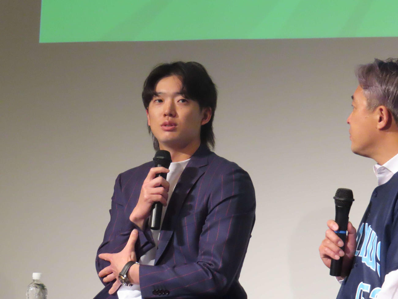 ファンクラブイベントでトークショーを行うヤクルト長岡（撮影・山本佳央）