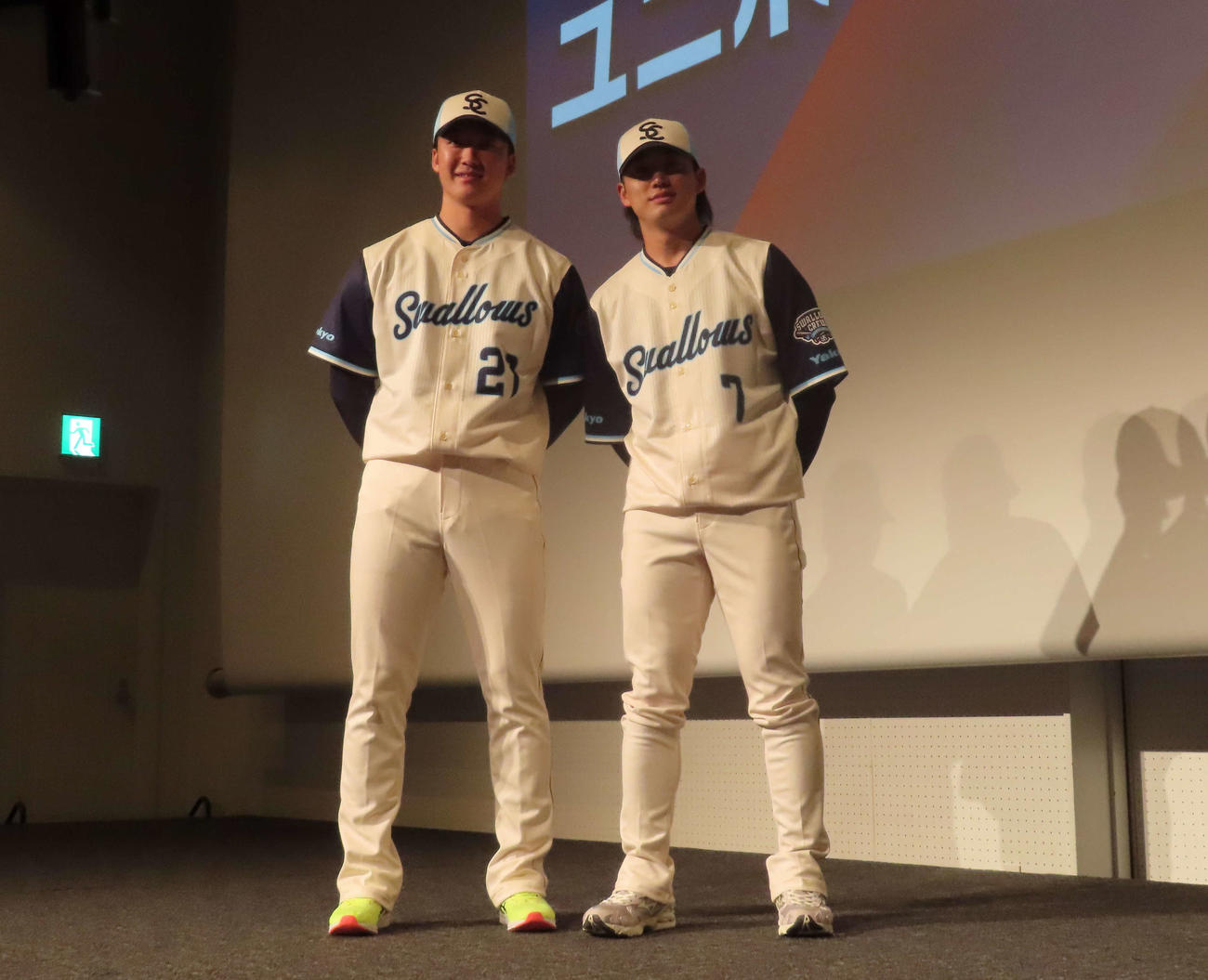 ファンクラブイベントでお披露目された「2026 CREWユニホーム」を着用するヤクルト吉村（左）と長岡（撮影・山本佳央）