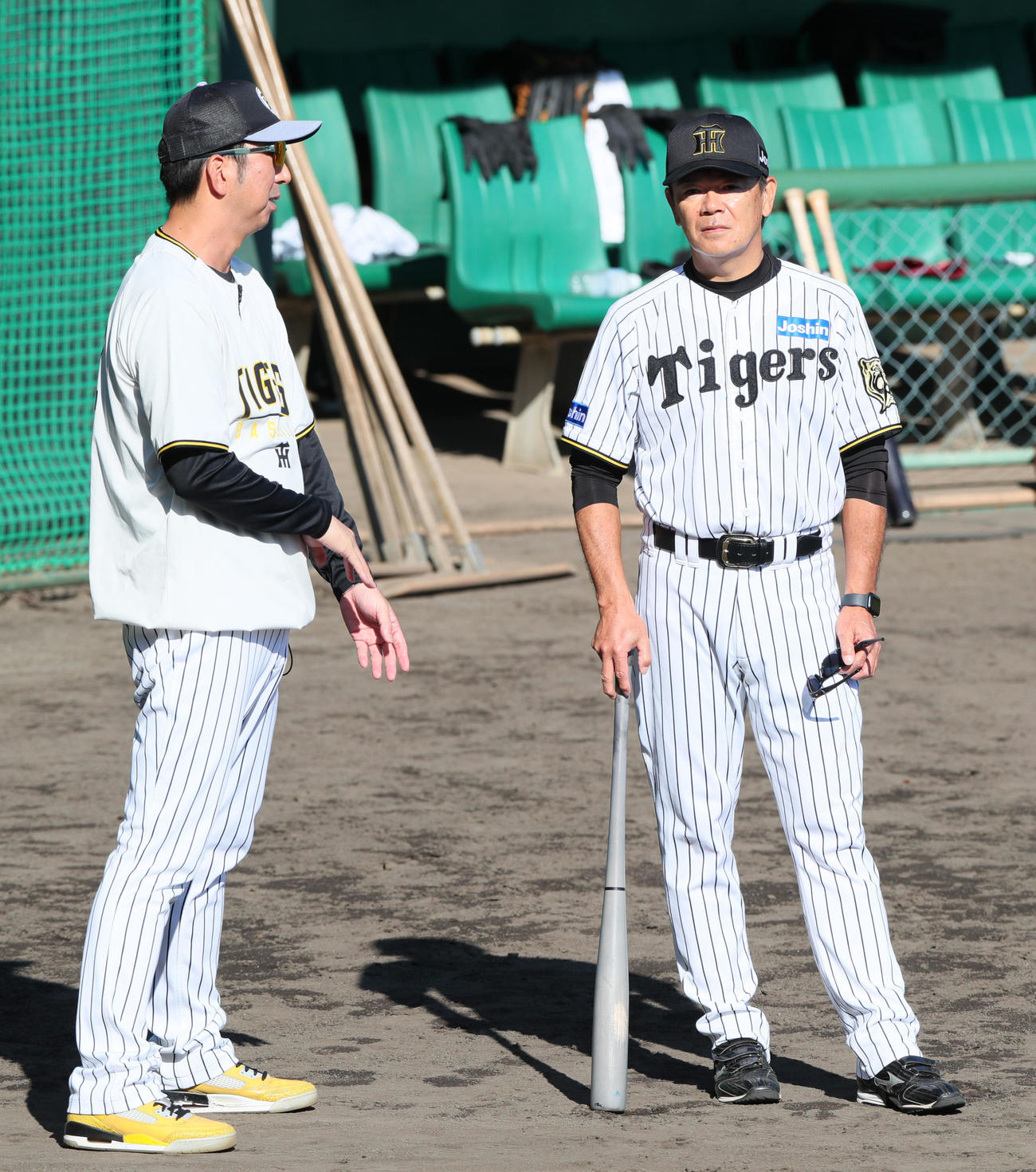 安芸の秋季キャンプに合流した阪神和田ヘッドコーチ（右）と話す藤川監督（撮影・上山淳一）