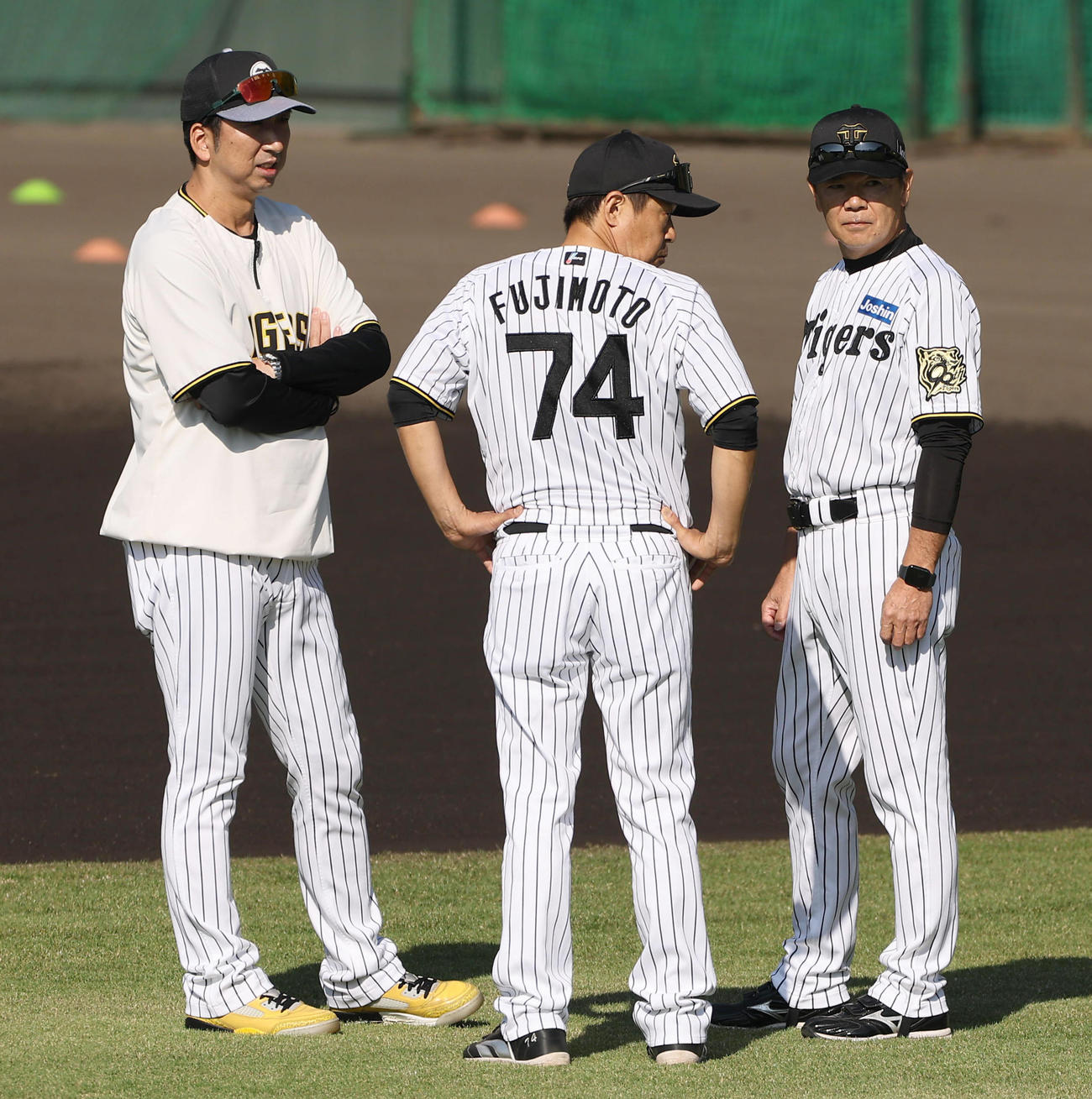 グラウンドで話をする左から藤川監督、藤本総合コーチ、和田ヘッドコーチ（撮影・上田博志）